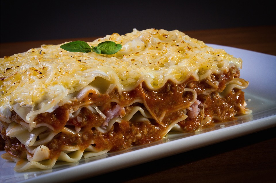 Ein Stück Lasagne auf einem Teller